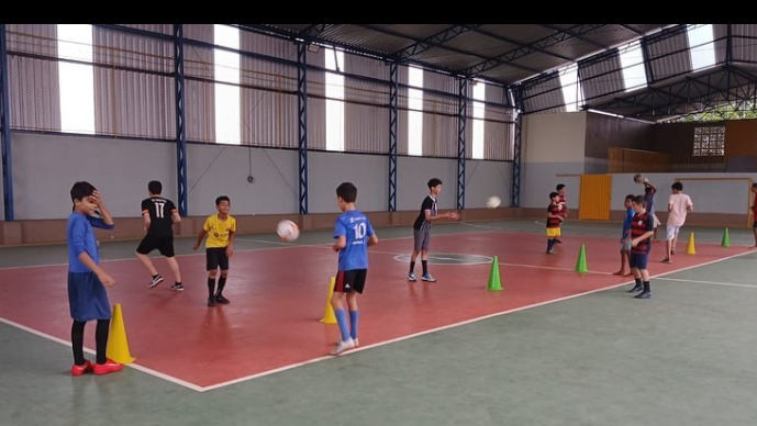 Visão geral da quadra com as crianças e adolescentes participantes do projeto.